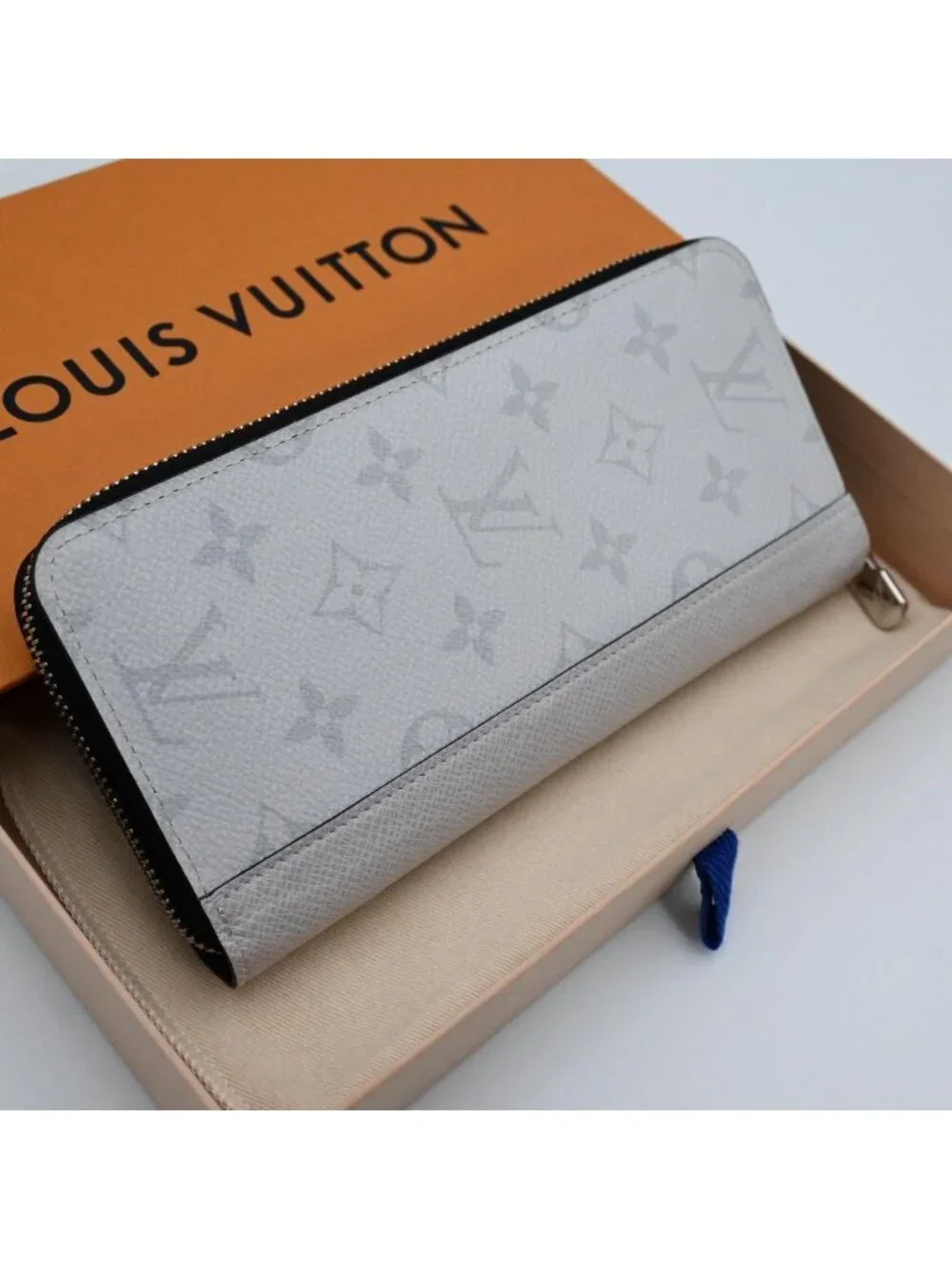 Louis Vuitton monogram pattern